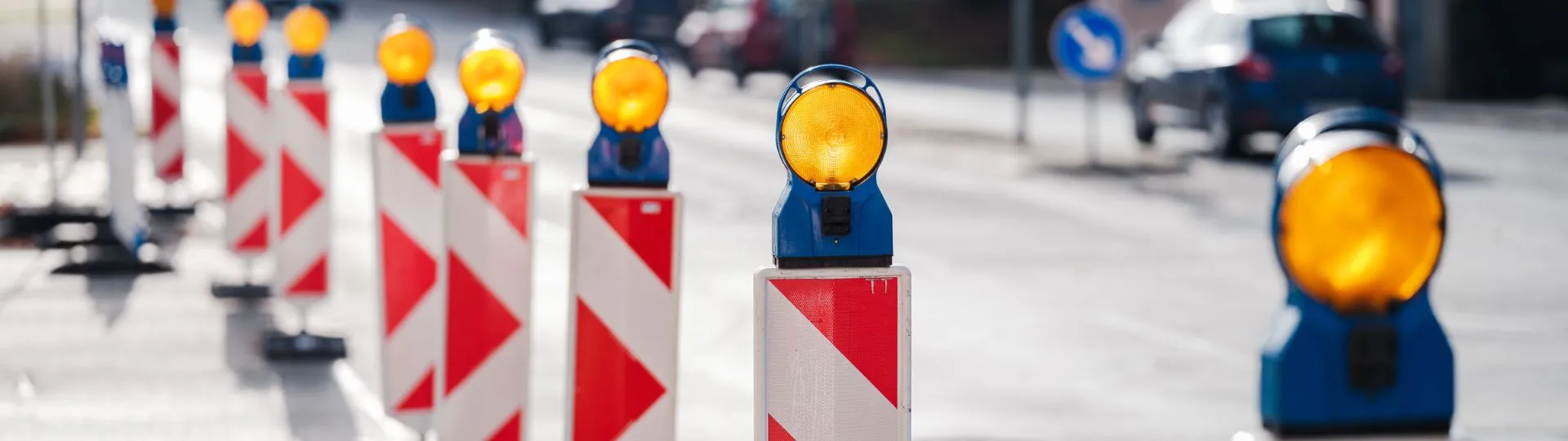 Tiepner Verkehrssicherung mit Warnbaken und gelben Signalleuchten zur sicheren Absicherung von Straßen und Baustellen.